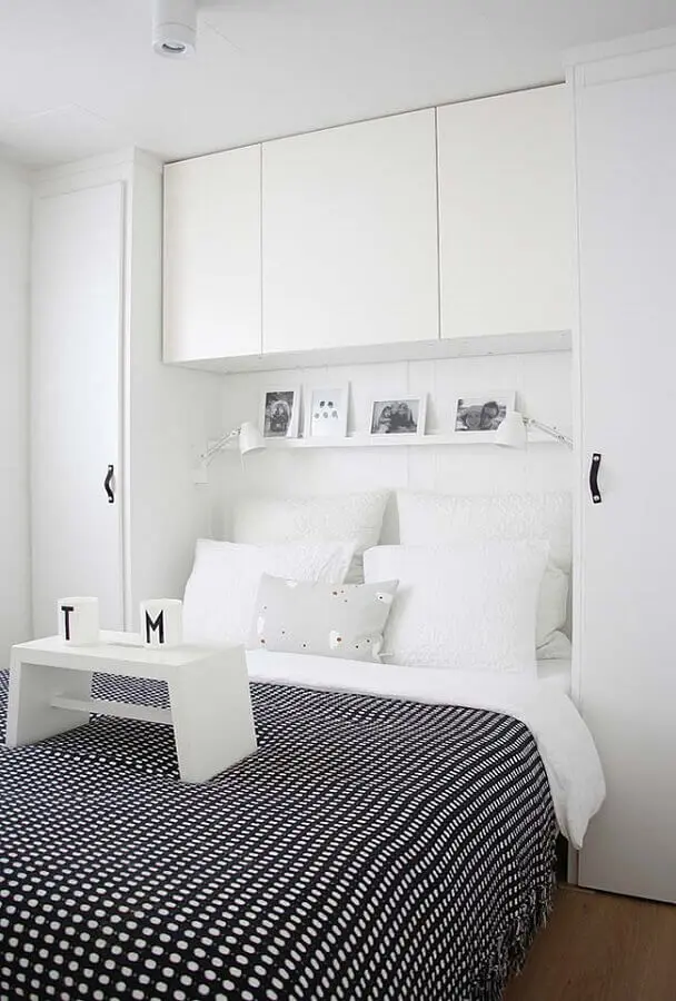 dicas de decoração para quarto de casal branco com armário planejado Foto Pinterest