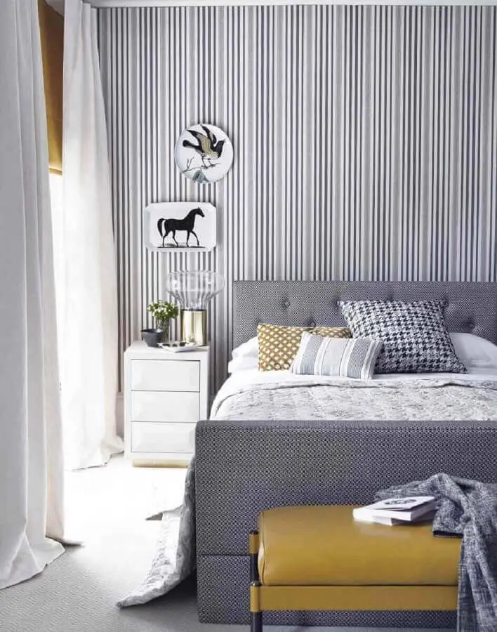 dicas de decoração para quarto de casal cinza e branco com papel de parede listrado Foto Pinterest