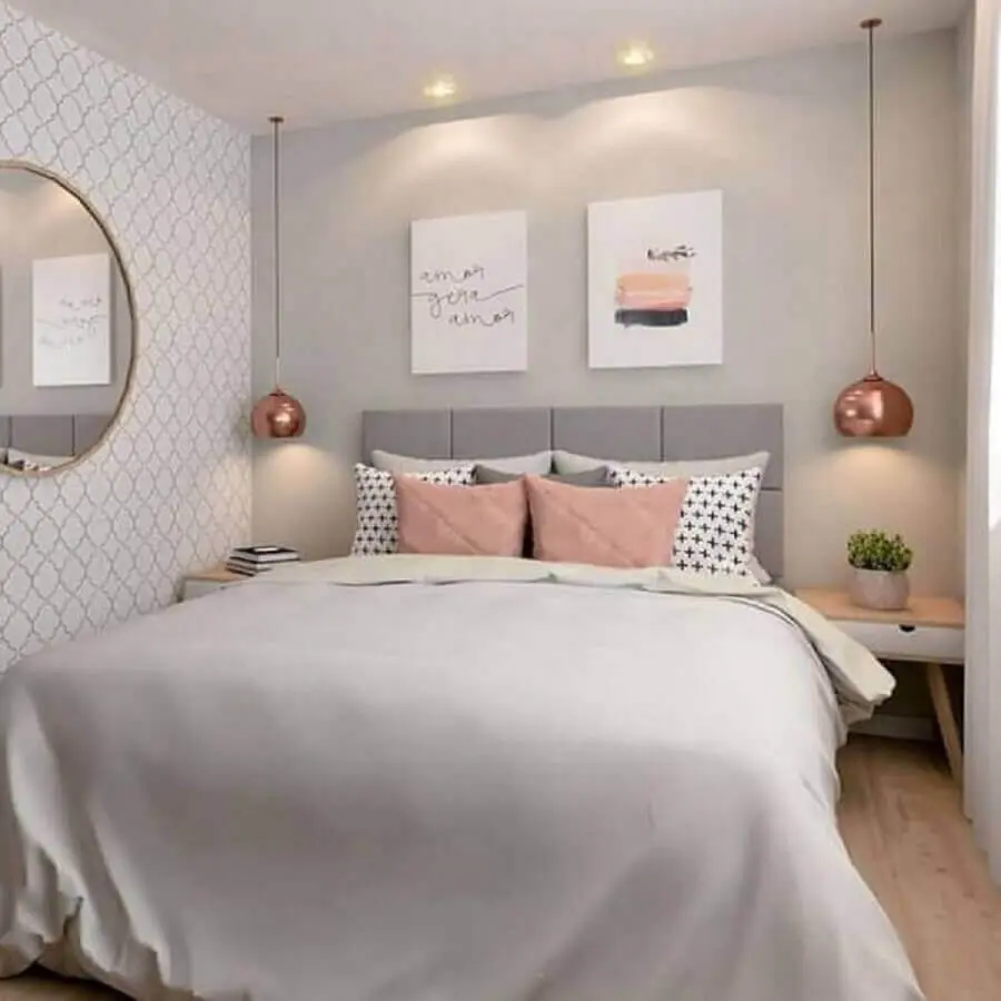 dicas de decoração para quarto de casal cinza e rosa com luminária pendente rose gold Foto MdeMulher