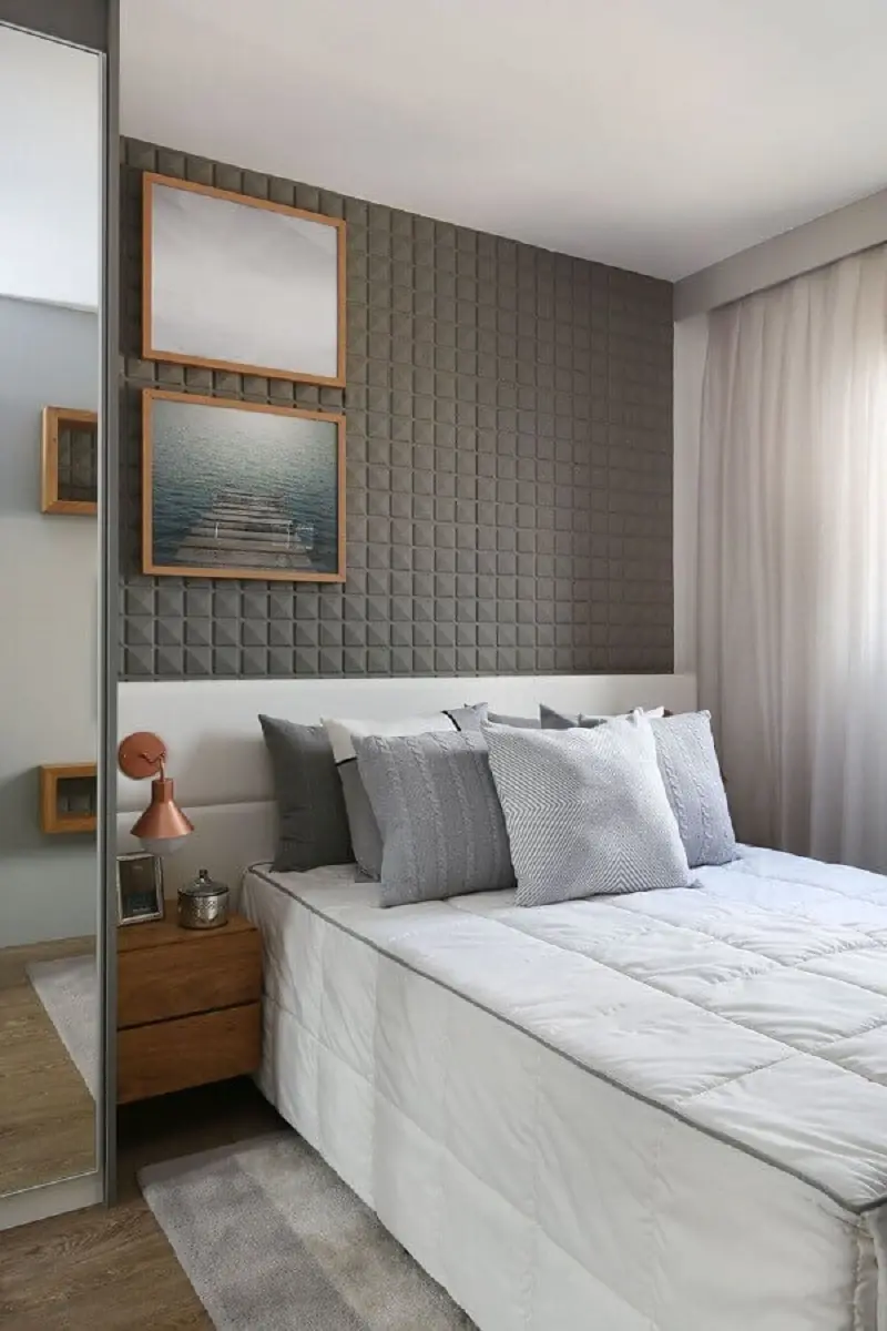dicas de decoração para quarto pequeno com revestimento 3D cinza e cabeceira branca Foto Sesso e Dalanezi Arquitetura + Design