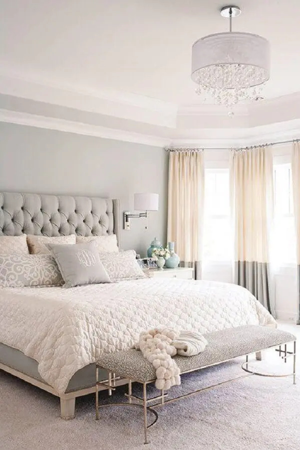 dicas para decoração de quarto clássico em cores claras com cabeceira capitonê Foto Pinterest