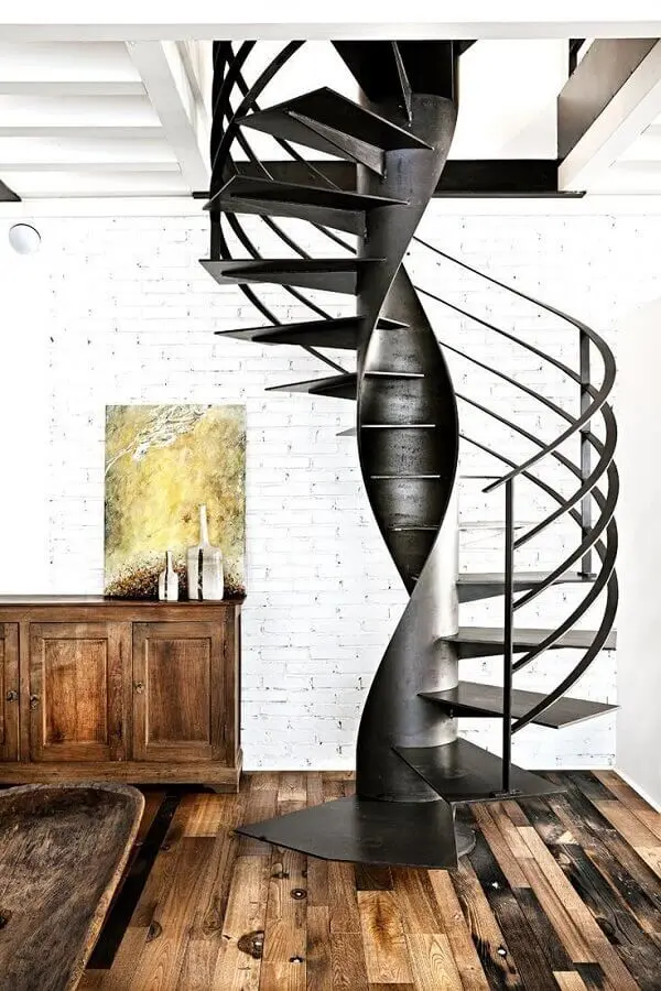 escada espiral de ferro preto para decoração de casa com piso de madeira rústica Foto Pinterest