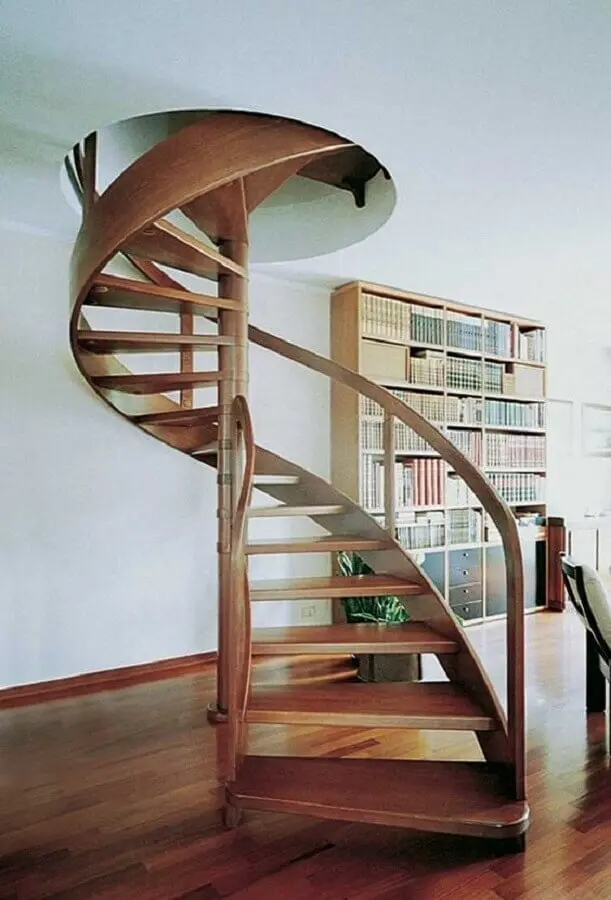 escada espiral de madeira para decoração de casa clean Foto Pinterest