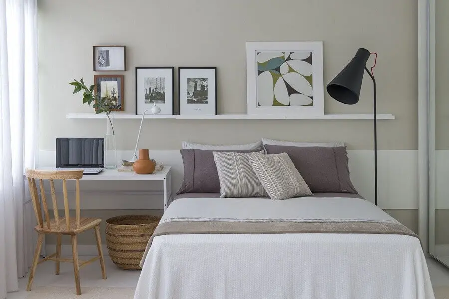 escrivaninha branca simples para decoração de quarto de casal com escritório Foto Pinterest