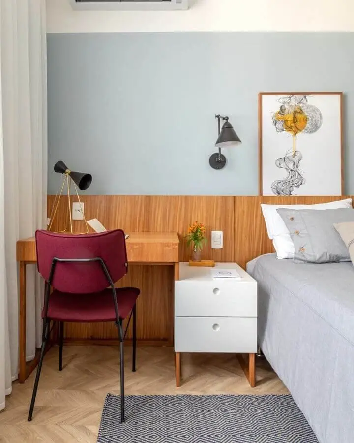 escrivaninha pequena de madeira para decoração de quarto de casal com escritório Foto Histórias de Casa