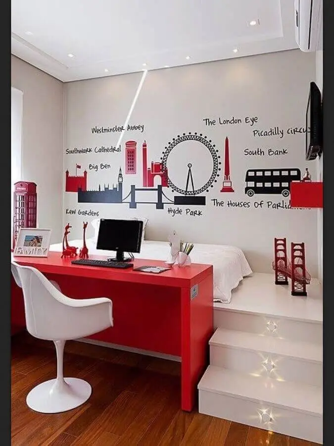 escrivaninha vermelha para decoração de quarto branco com escritório Foto Pintererst