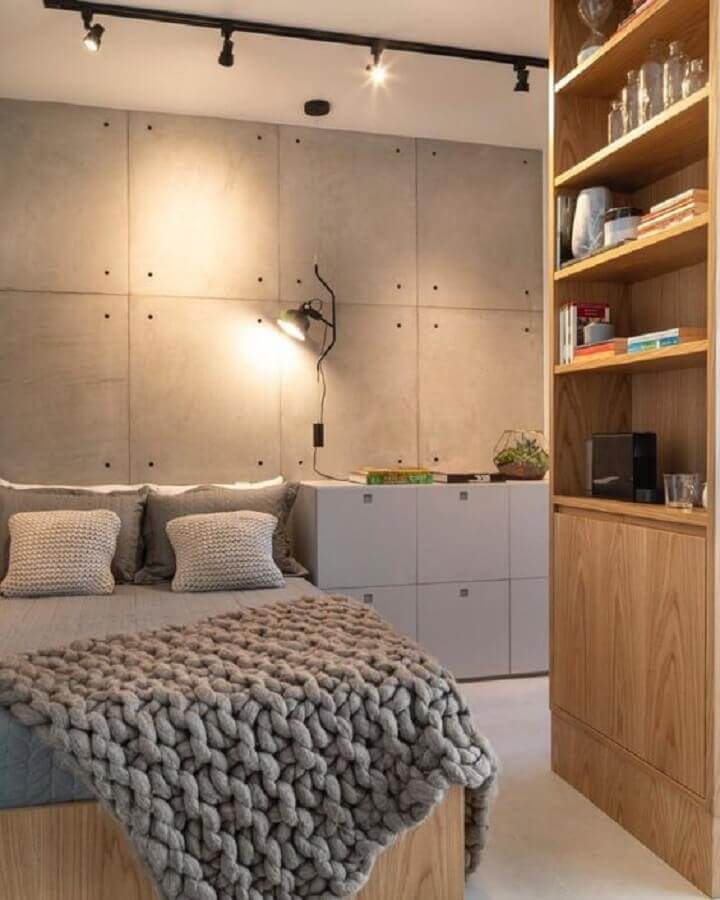 estilo industrial para quarto decorado com estante de madeira e trilho de luz Foto Juliana Azarias