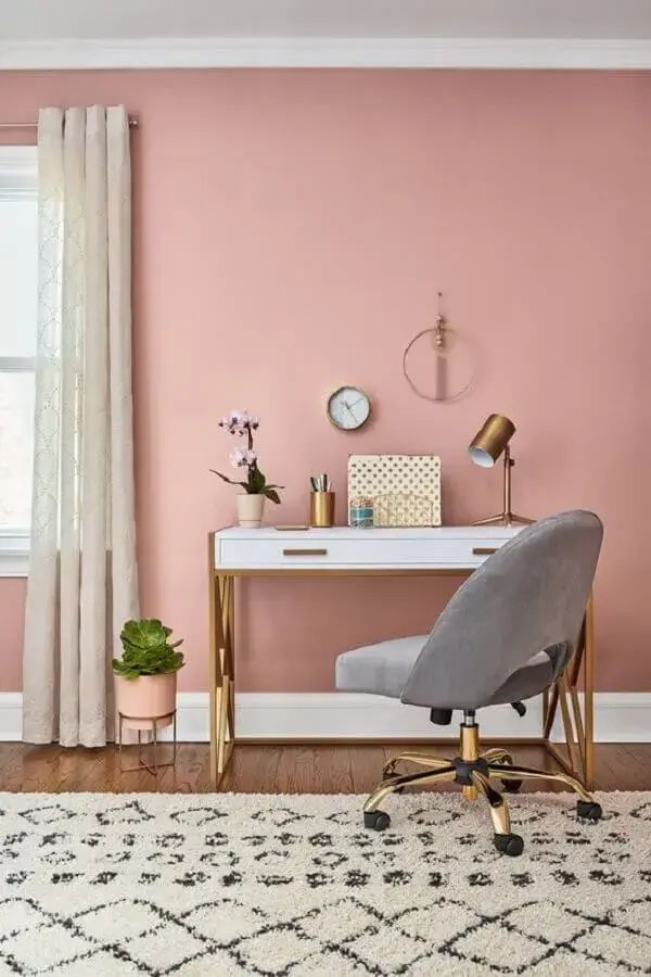 home office decorado com parede rosa chá e escrivaninha branca Foto Histórias de Casa
