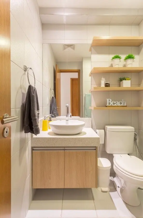 ideias de armário para banheiro pequeno decorado com prateleiras de madeira Foto Elementar Arquitetura