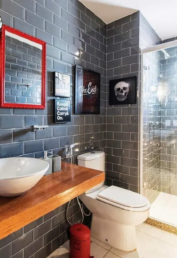 ideias de decoração para banheiro com revestimento cinza e bancada de madeira Foto Pinterest