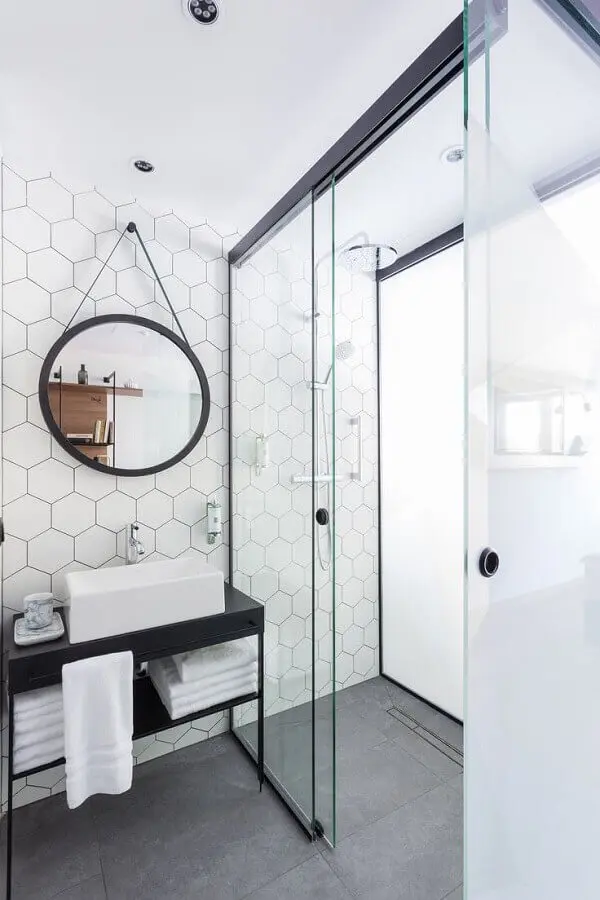 ideias de decoração para banheiro minimalista decorado com revestimento hexagonal Foto Deavita
