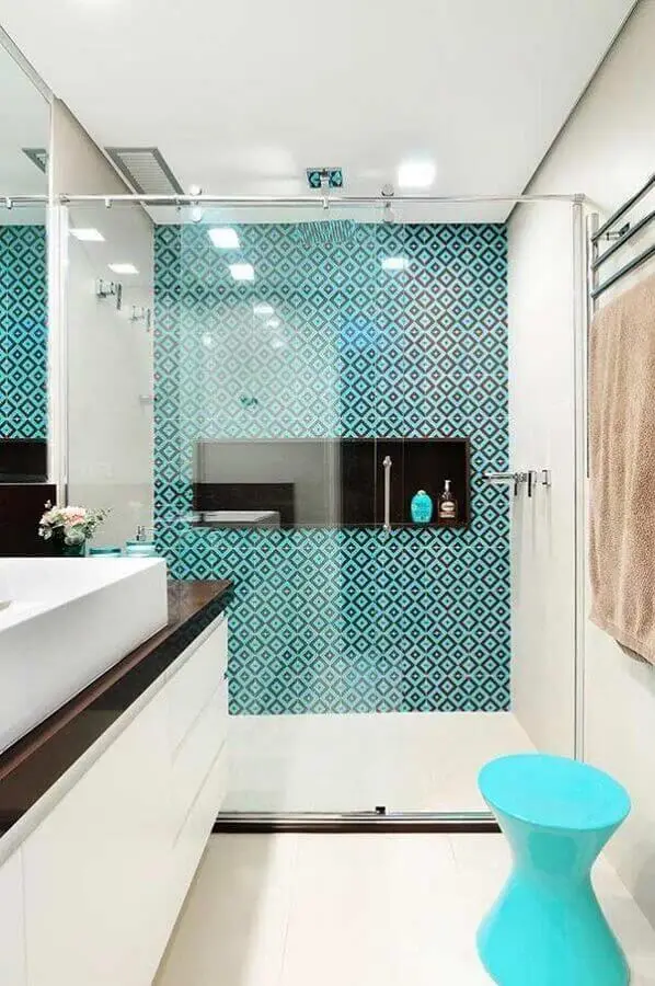 ideias de revestimento para banheiro branco e azul com decoração clean Foto Pinterest
