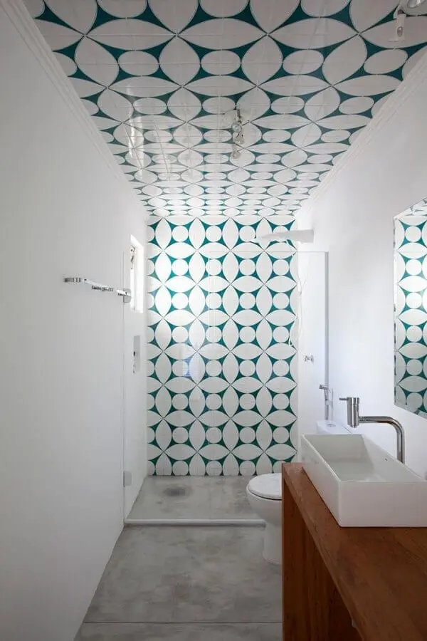 ideias de revestimento para banheiro pequeno e simples decorado com bancada de madeira Foto Pinterest