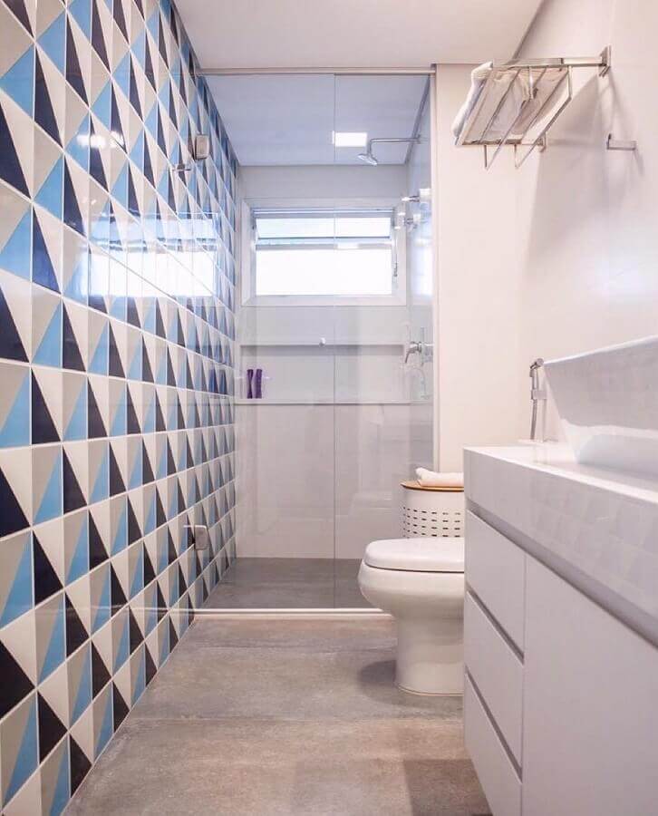 ideias de revestimento para banheiro pequeno decorado com piso de cimento queimado Foto Pinterest