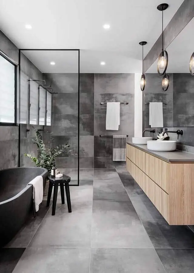 ideias para banheiro cinza grande e moderno decorado com banheira de imersão e gabinete suspenso Foto Futurist Architecture