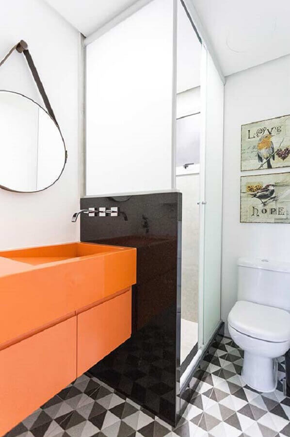 ideias para banheiro pequeno preto e branco decorado com gabinete laranja Foto Casa de Valentina