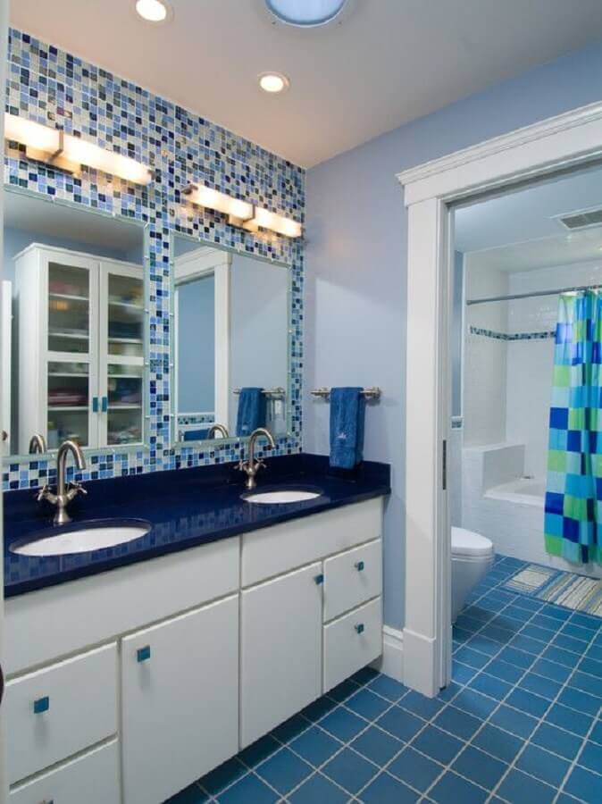 ideias para banheiro simples azul e branco decorado com pastilhas Foto Pinterest