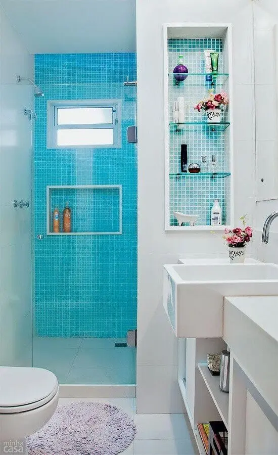ideias para banheiro simples branco decorado com revestimento azul na área do box Foto Pinterest