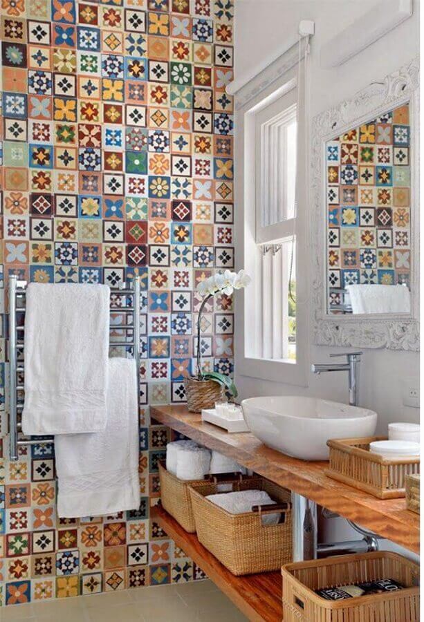 ideias para banheiro simples decorado com bancada de madeira e revestimento colorido Foto Pinterest