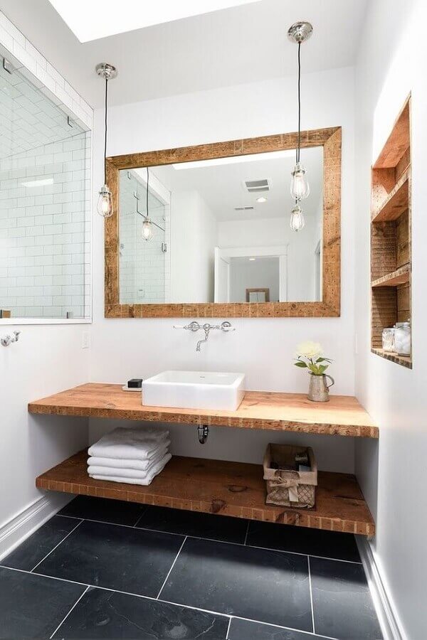 ideias para banheiro simples decorado com espelho e bancada de madeira Foto Pinterest