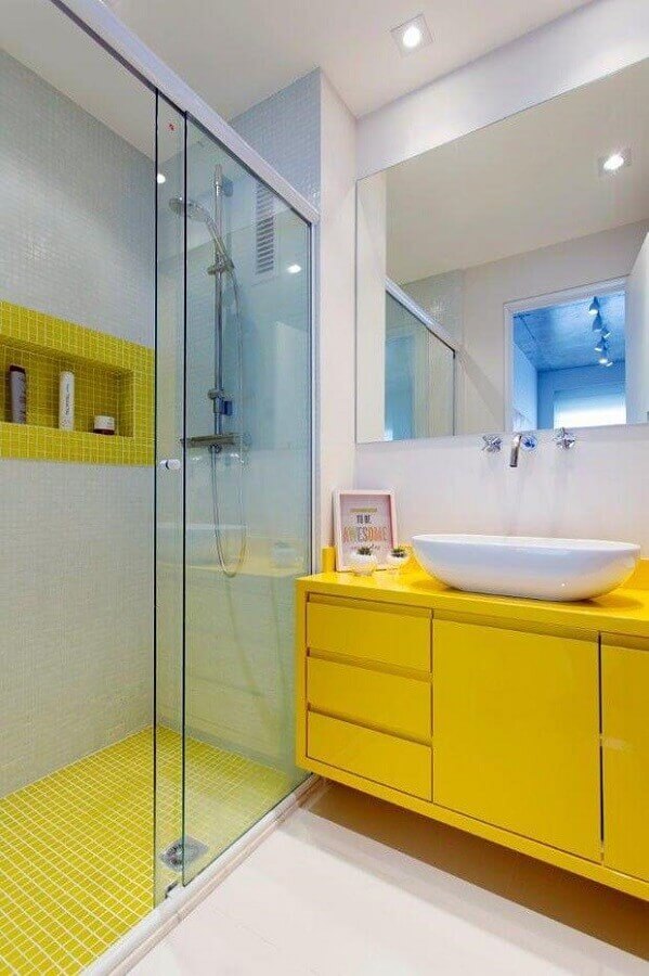 ideias para banheiro simples decorado com piso e gabinete amarelo Foto Pinterest