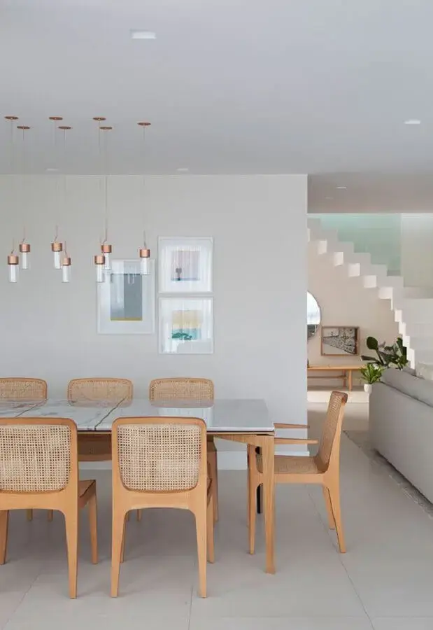 luminária de teto para sala de jantar moderna decorada em cores claras com cadeira de palha Foto Casa de Valentina