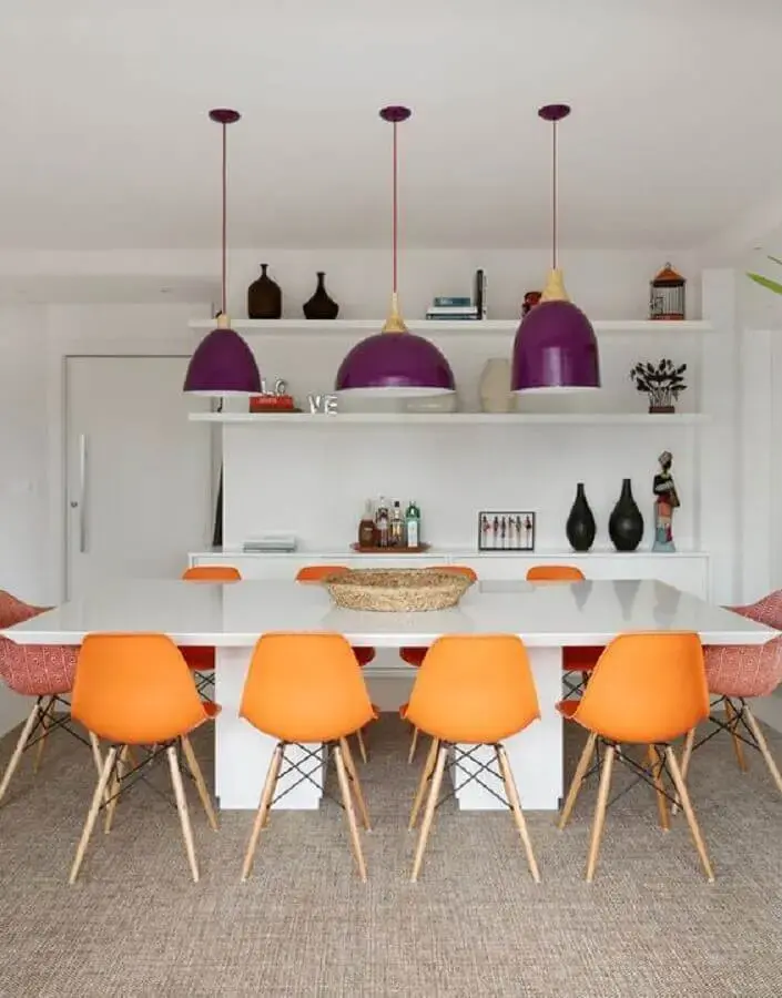 luminária de teto roxa para sala de jantar branca decorada com cadeira laranja Foto Casa de Valentina