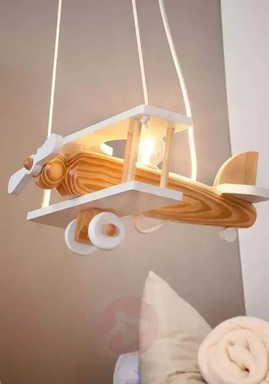 Luminária infantil de madeira em formato de avião
