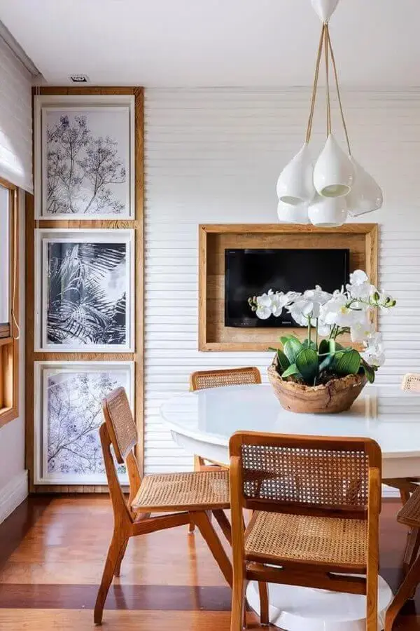 luminária para sala de jantar branca decorada com detalhes em madeira Foto Casa de Valentina