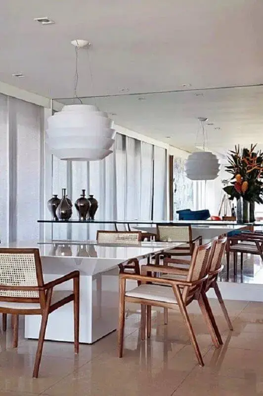 luminária para sala de jantar branca decorada com parede espelhada e cadeiras de madeira Foto Simples Decoração
