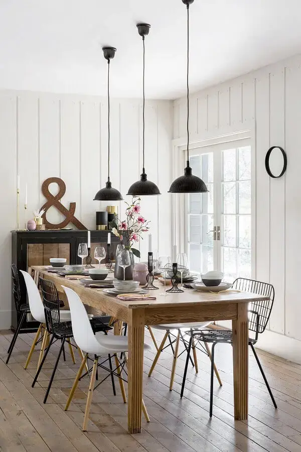 luminária para sala de jantar branca simples decorada com mesa de madeira Foto Pinterest