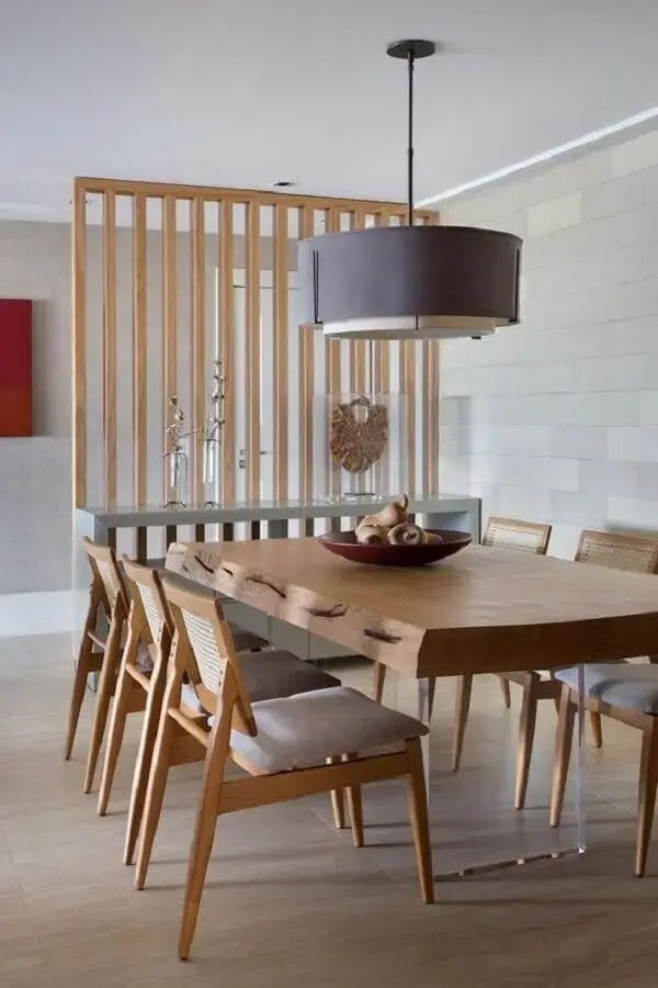 luminária para sala de jantar decorada com mesa de madeira moderna Foto Casa de Valentina