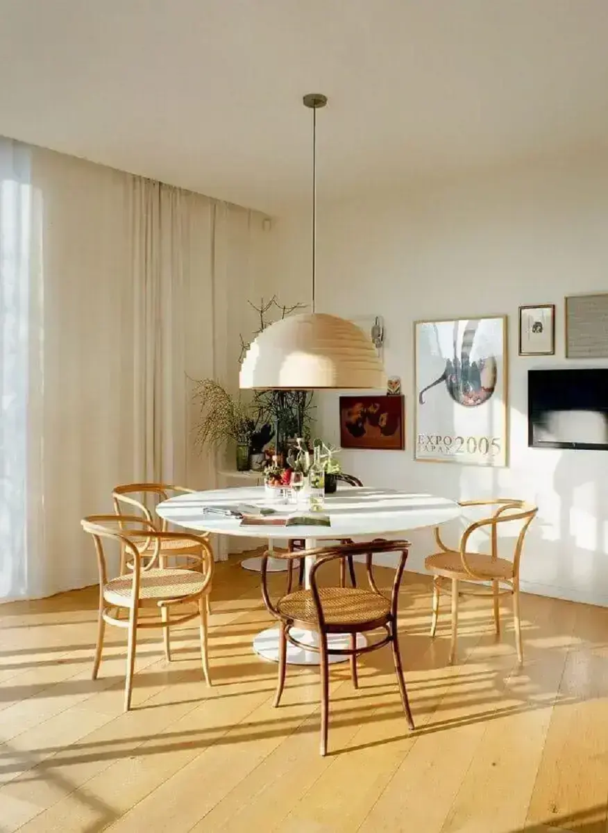 luminária para sala de jantar decorada em cores claras com mesa redonda Foto Fashionismo
