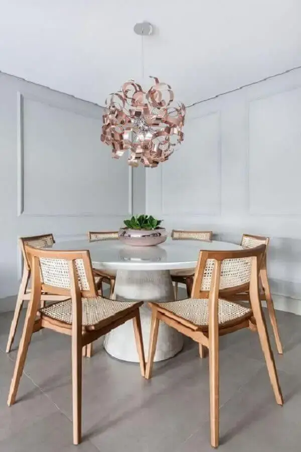 luminária para sala de jantar moderna decorada com mesa redonda e cadeira de madeira Foto Pinterest