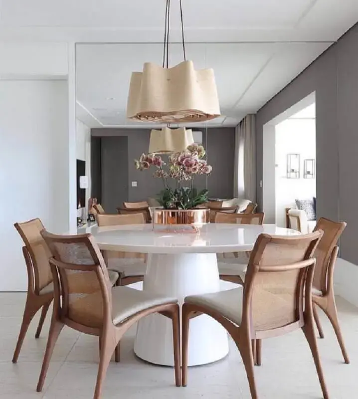 luminária para sala de jantar moderna decorada com mesa redonda e parede espelhada Foto Pinterest