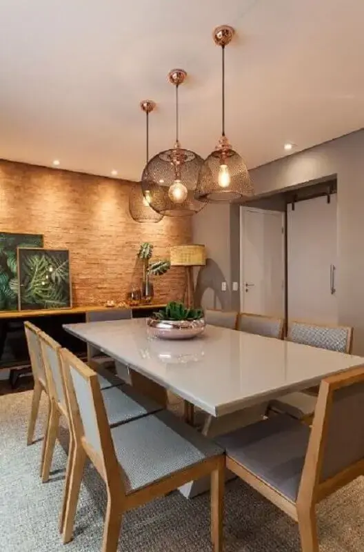 luminária para sala de jantar moderna decorada com parede rústica Foto Jeito de Casa