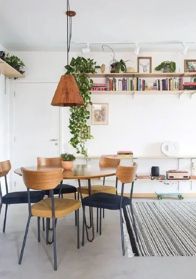 luminária para sala de jantar simples decorada com vasos de plantas e prateleiras para livros Foto Histórias de Casa
