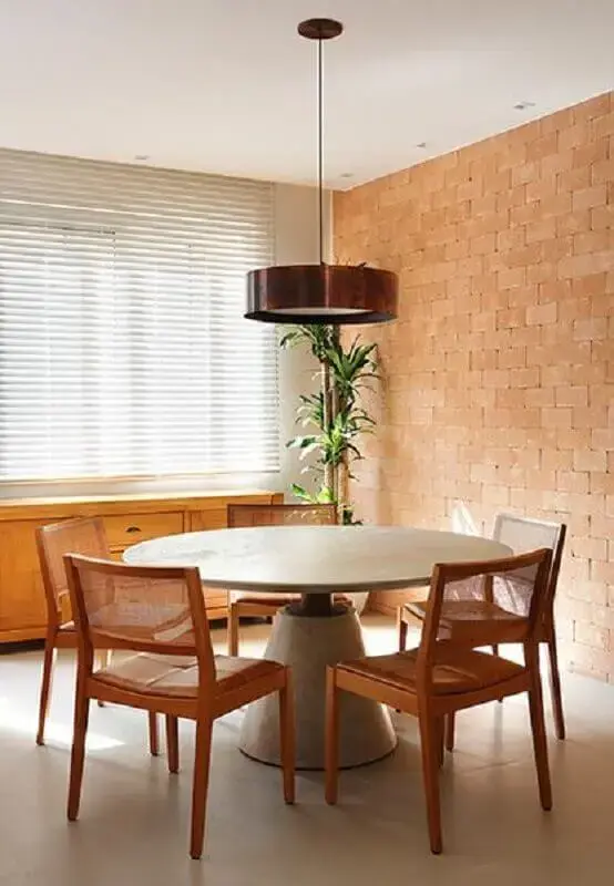 luminária redonda para sala de jantar decorada com parede tijolinho Foto Sadala Gomide