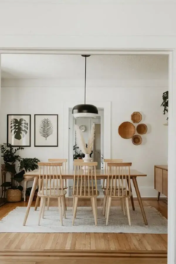 luminária simples para sala de jantar decorada com móveis de madeira e vasos de plantas Foto Hellø Blogzine