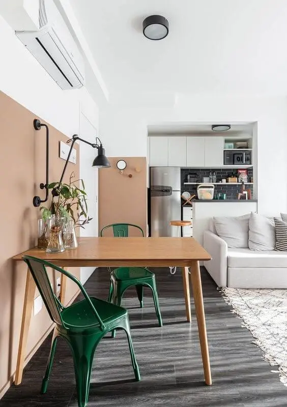 Mesa de madeira e cadeira verde escuro para decoração de sala de jantar pequena integrada com sala de estar Foto Histórias de Casa