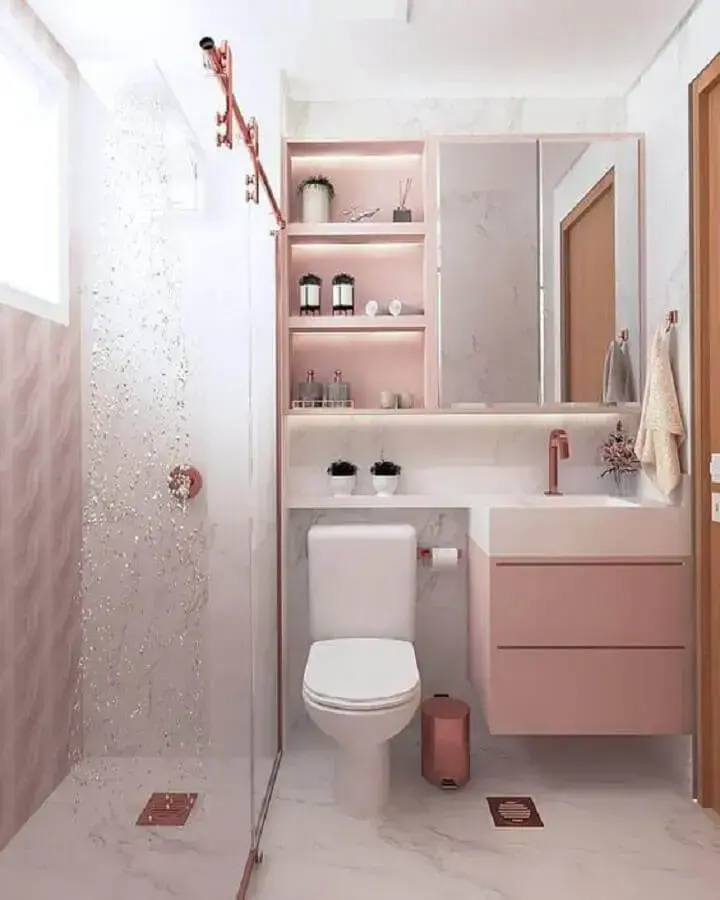 Modelo de armário para banheiro pequeno decorado em branco e rosa pastel