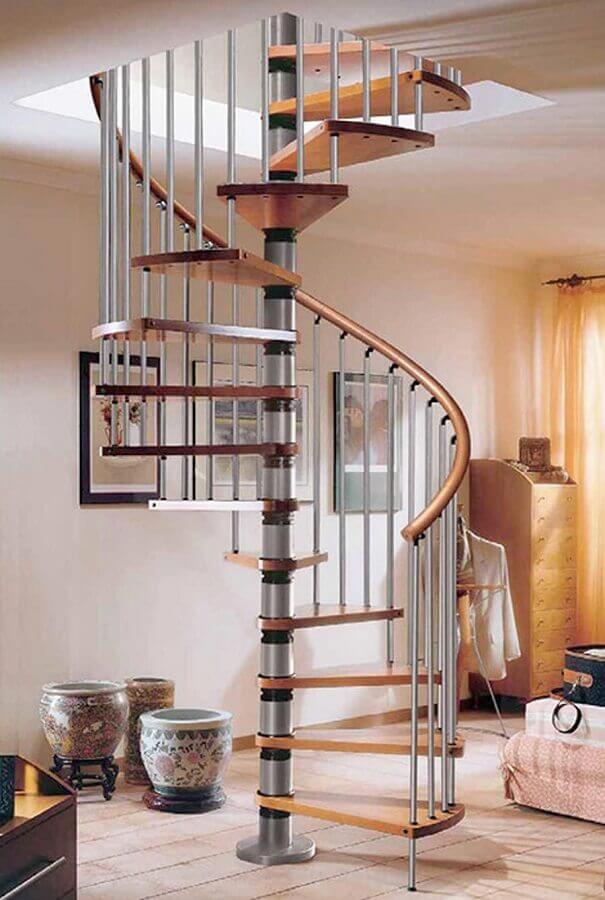 modelo de escada espiral simples com degraus de madeira e estrutura de ferro Foto Pinterest