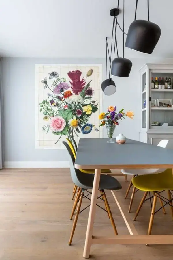 modelo diferente de luminária para sala de jantar decorada com cadeiras coloridas Foto Huize Herfst