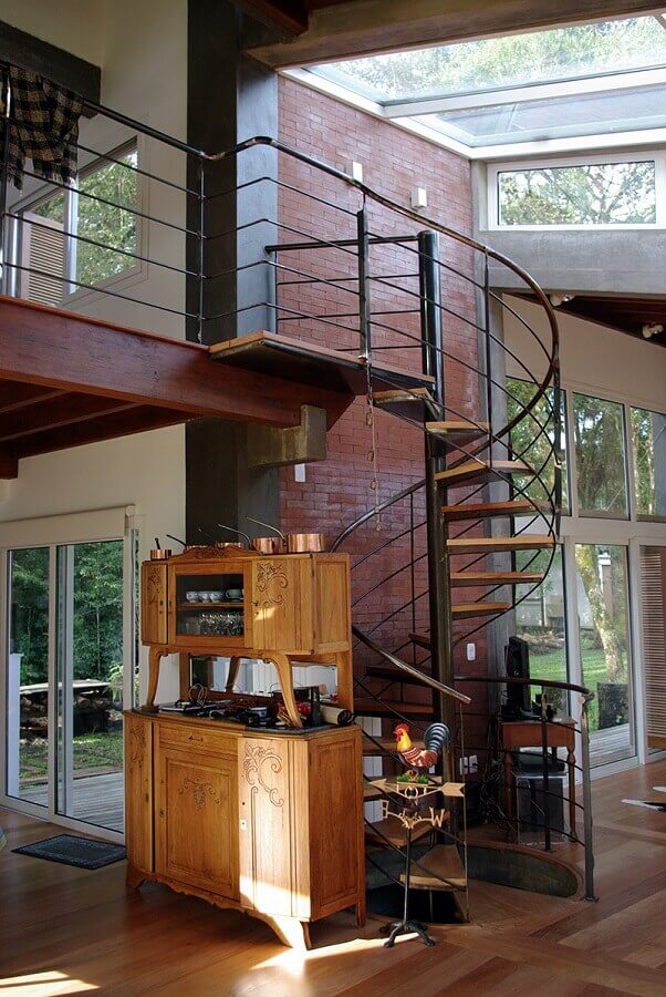 modelo simples de escada espiral de madeira e ferro para casa decorada com parede tijolinho Foto Casa de Valentina