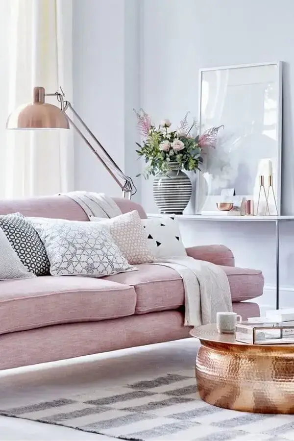 objetos de decoração para aparador de sala com sofá rosa Foto Pinterest