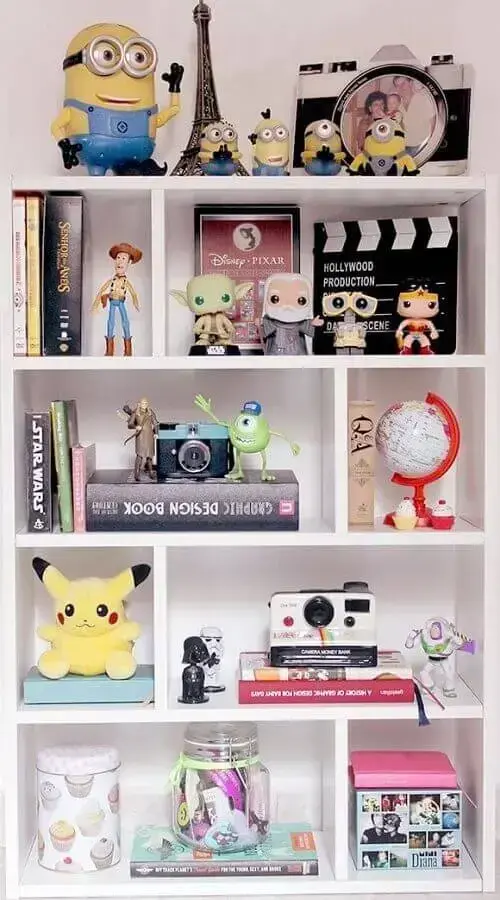 objetos de decoração para estante de sala com action figures Foto Muito Chique