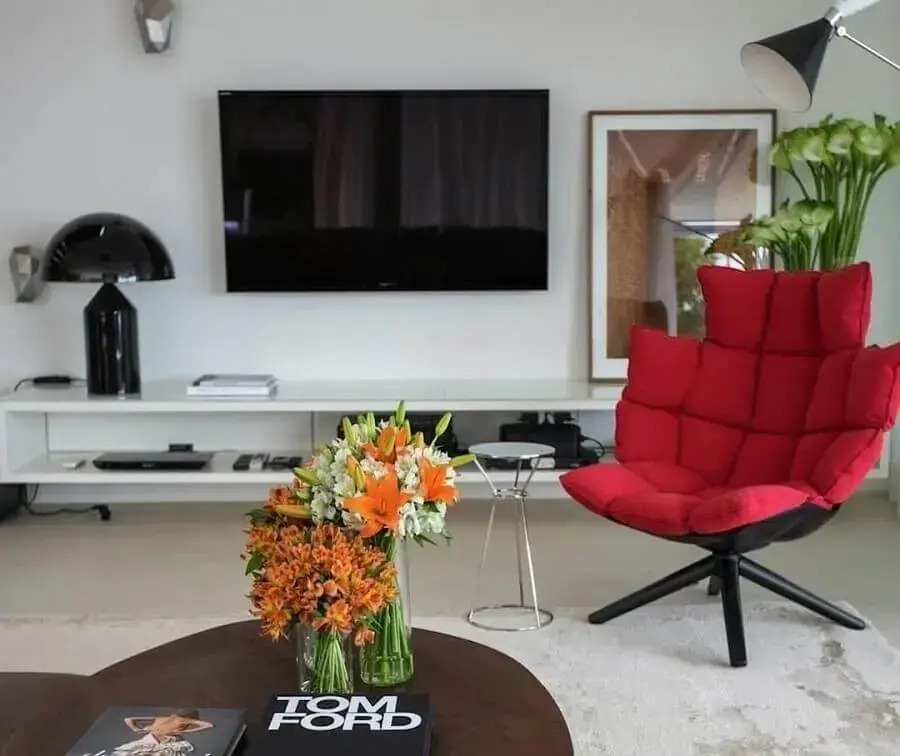 objetos de decoração para rack sala de TV com poltrona vermelha Foto Fernanda Marques - Arquiteta