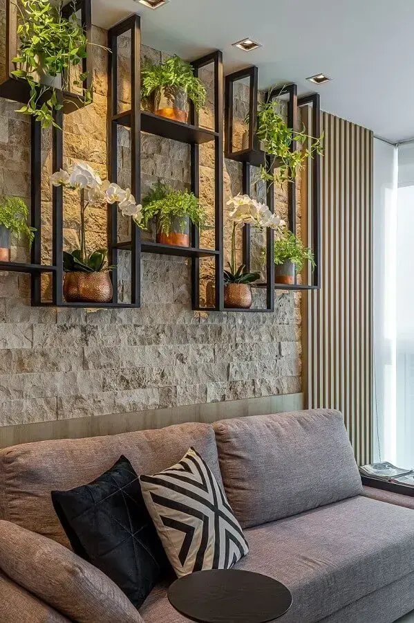 objetos de decoração para sala com parede rústica e vasos de plantas e prateleira industrial Foto Jeito de Casa