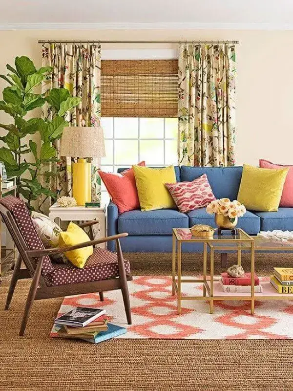 objetos de decoração para sala de estar com almofadas coloridas e poltrona de madeira Foto Better Homes and Gardens