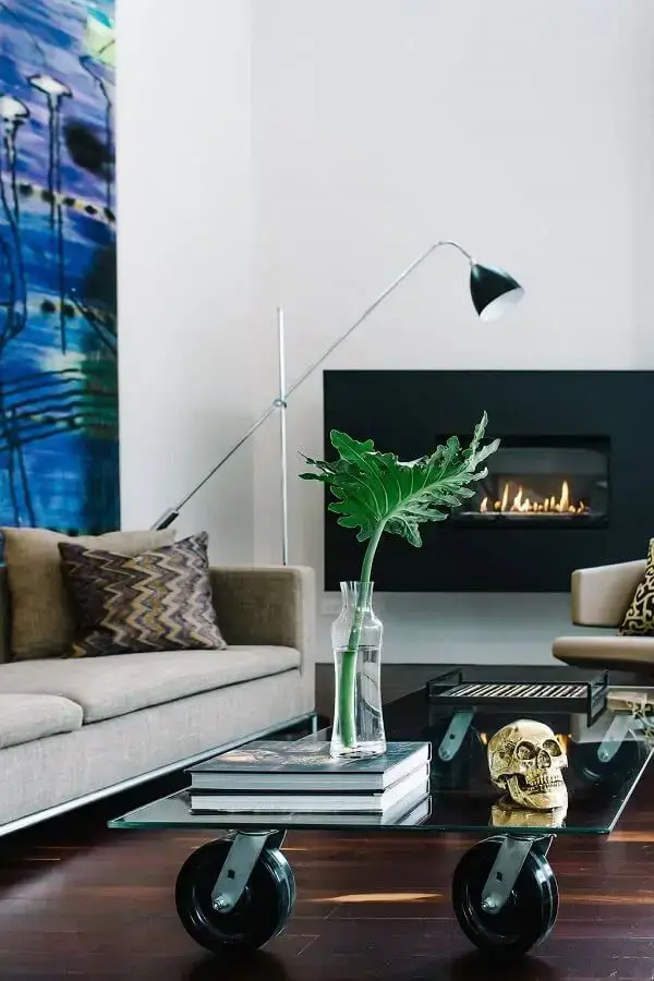 objetos de decoração para sala de estar com lareira e luminária de piso Foto Futurist Architecture